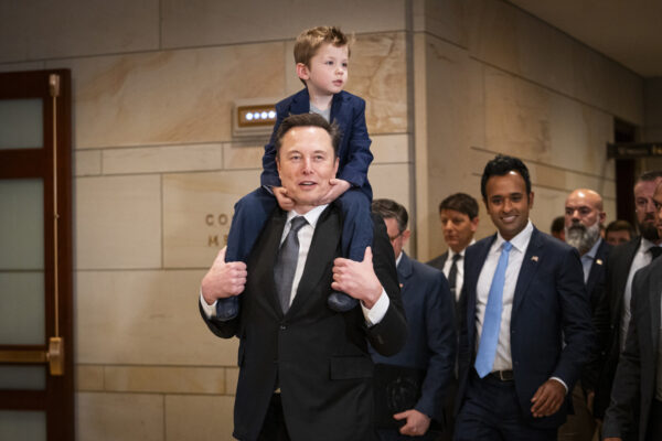 マスク氏　目のアザが憶測を呼ぶ