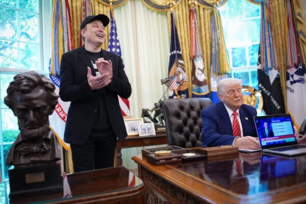 マスク氏がDOGE退任　トランプ大統領が「金の鍵」授与