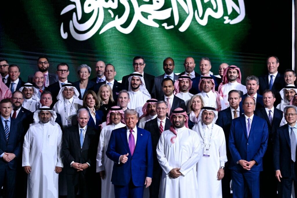 トランプ米大統領　サウジ訪問　6千億ドルの投資合意とシリア制裁解除を表明