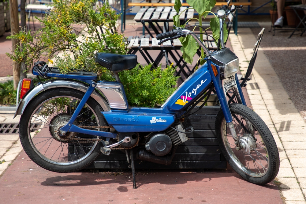 免許不要と偽りモペット販売　社長を逮捕　3億円超売り上げか