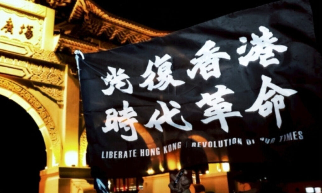 「光復香港、時代革命」　雨の中の追悼デモ＝台湾