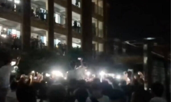 中国　卒業祝いイベントが警察沙汰に？　怒りの高校生3千人が警察車両を包囲・抗議【動画あり】