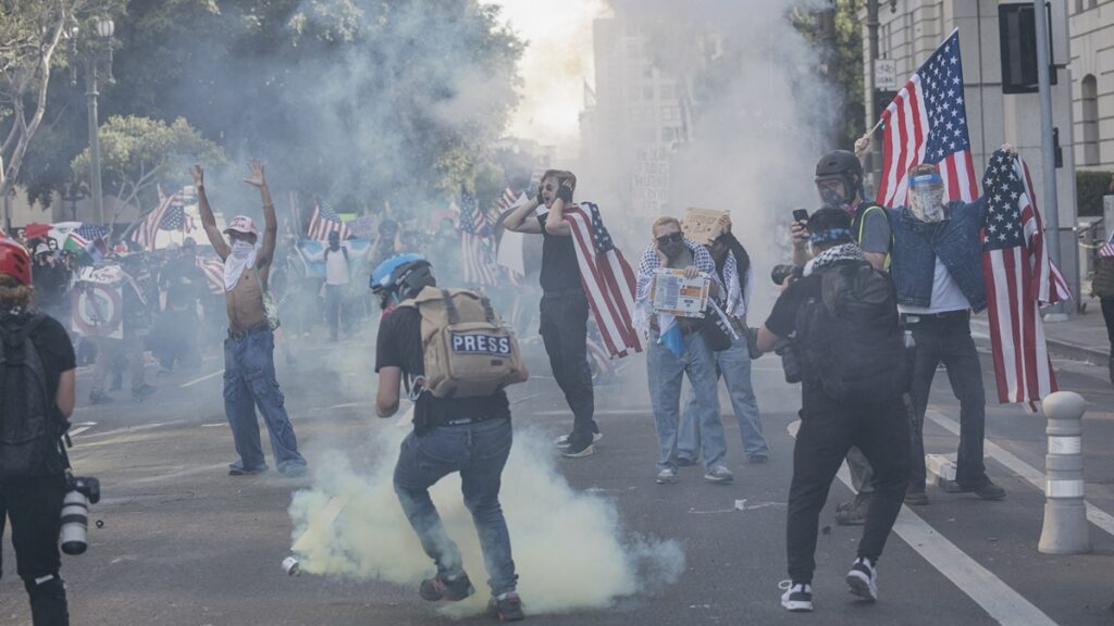 ロサンゼルスで再び暴動　複数の関係者が現場で拘束