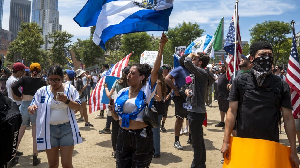 「No Kings」抗議デモ参加の華人組織に中共の影