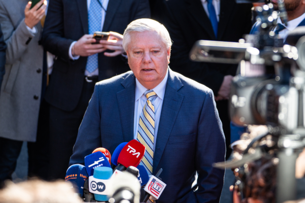 プーチン氏は和平交渉を遅延、攻撃準備か　米議員が警告