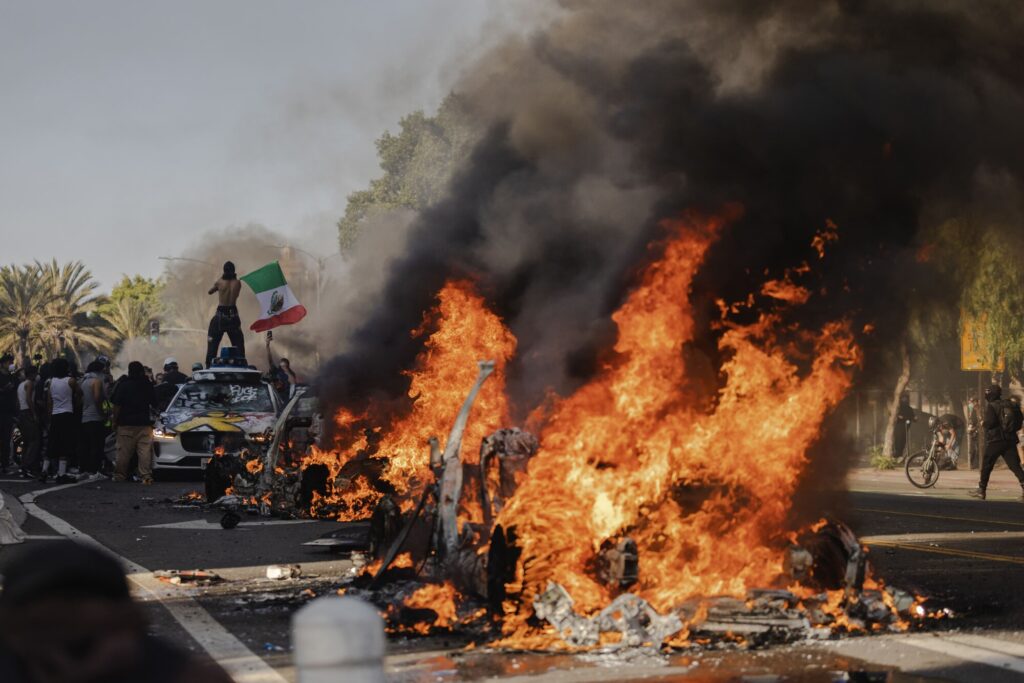 700人の海兵隊員と2000人の州兵がロサンゼルス暴動対応で動員