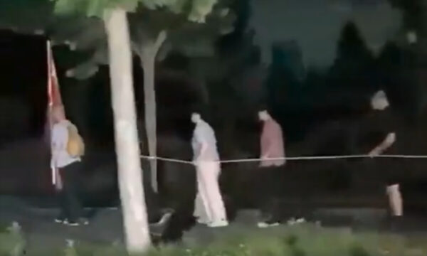 深夜の湖畔に現れた謎の目隠し集団　その正体は？＝中国【動画あり】