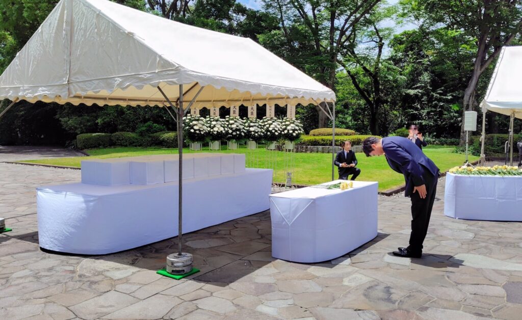 硫黄島戦没者遺骨23柱帰還　千鳥ヶ淵で引渡式　小林防衛大臣政務官が参列