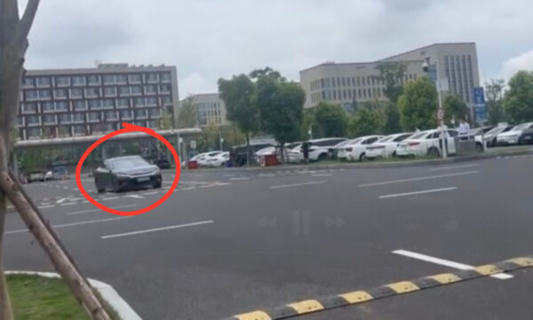 「全然止まらない…！」中国産EVが暴走　空港駐車場で「旋回地獄」＝中国【動画あり】