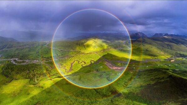 中国チベット高原で「完全な虹」出現【動画あり】