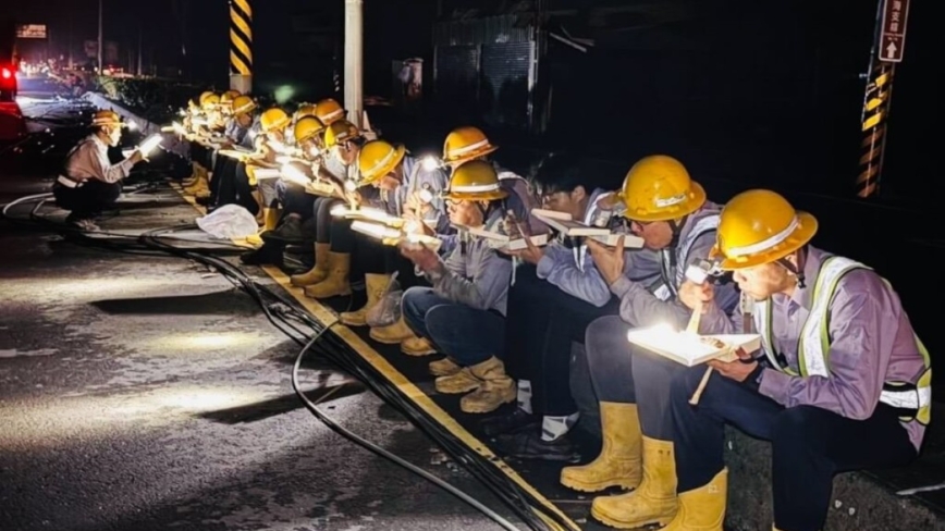 ヘルメットのヘッドライトの灯りを頼りに路上で食事　電力復旧に奔走する台湾の作業員たち