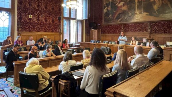 英国議会でシンポジウム　中共の法輪功への越境弾圧に焦点