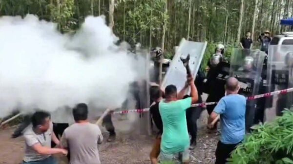 政府による土地強制収用に抗議　棍棒を手に立ち上がる中国の村民たち【動画あり】