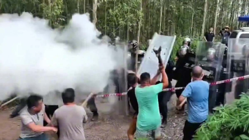 政府による土地強制収用に抗議　棍棒を手に立ち上がる中国の村民たち【動画あり】