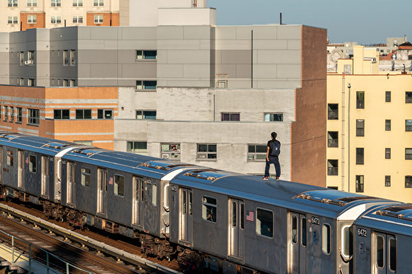 TikTokとMeta　「地下鉄サーフィン」死亡事故に対応迫られる