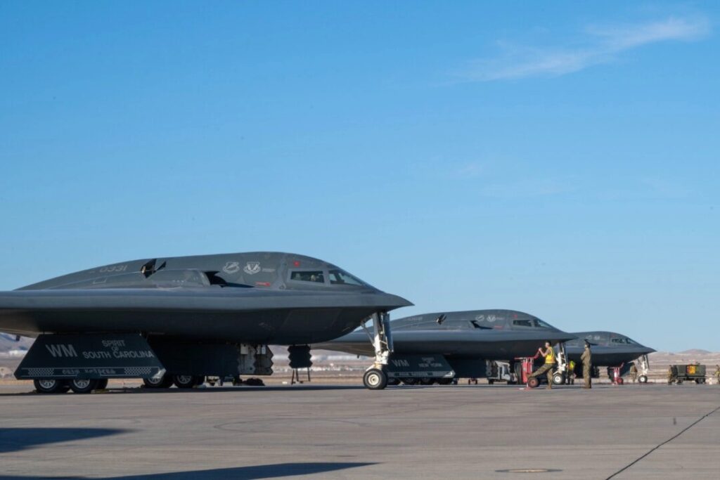 米空軍最新ステルス爆撃機　B-2とB-21の違い・強みを徹底比較