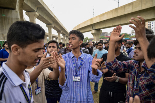 中国製戦闘機　学校建物に衝突　バングラデシュで31人死亡　学生らが抗議行動