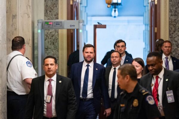 「大きくて美しい法案」米上院で薄氷の通過　下院で波乱も