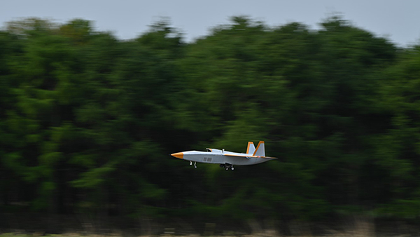 新たな防衛技術への一歩　SUBARUが遠隔操作型支援機の実験機納入