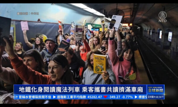 地下鉄が「読書列車」に変身　ブエノスアイレスで400人が一斉読書【動画あり】
