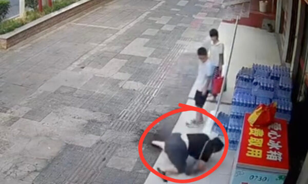 「報いがすぐ来た」善意のミネラルウォーターを足洗いに使った女性が「悪事」の直後に転倒　＝中国【動画あり】