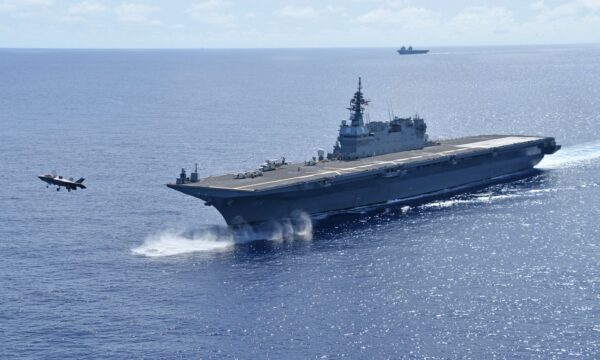 自衛隊　英空母に初の「武器等防護」　西太平洋で6か国共同訓練