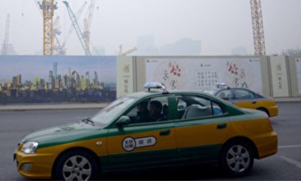 沈黙する街と増えるハンドル　北京タクシー運転手に「政治トーク禁止令」