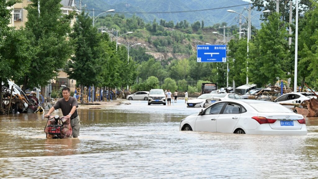 北京豪雨による洪水被害が拡大　警報通知なく死傷者数が増加