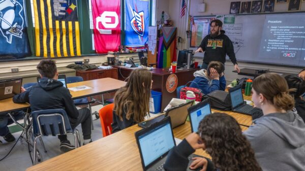 ニューヨーク州の公立学校で 携帯電話禁止令が実施　