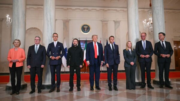 ゼレンスキー大統領と  欧州首脳とが米ホワイトハウスで会談