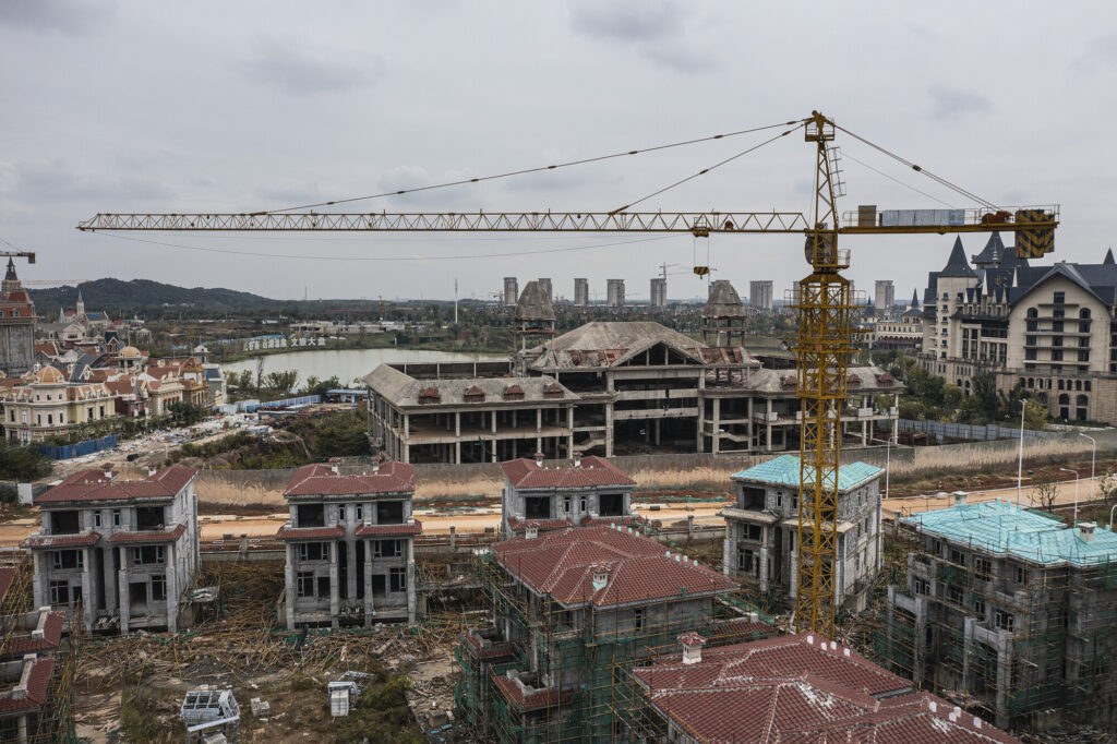 恒大集団が上場廃止へ　中国不動産危機と債務問題