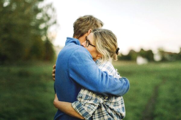 免疫力を高め、ストレスを軽減する最適なハグの長さ