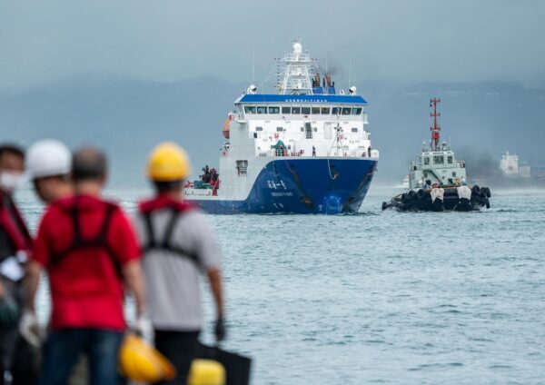 中国海警船　フィリピン船追跡中に制御不能になり　自国軍艦に衝突