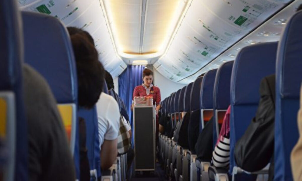 中国経済の低迷で航空会社が苦境　サービス縮小に不満噴出