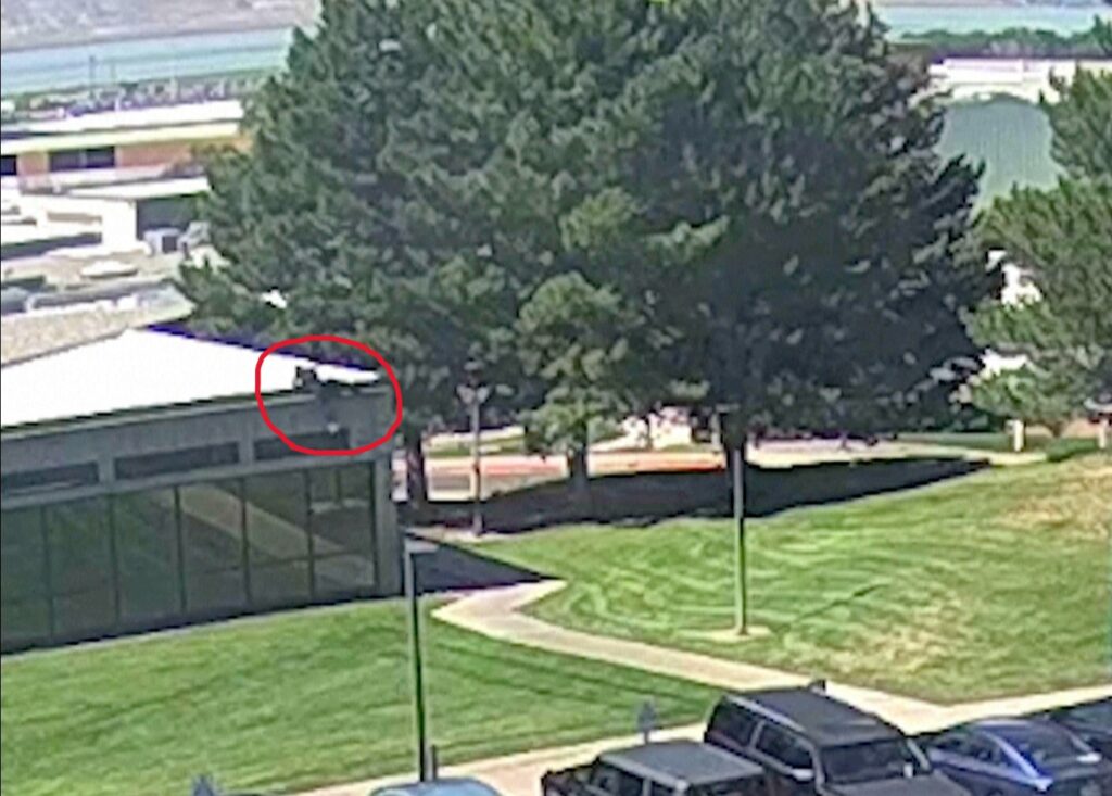 米FBI　チャーリー・カーク氏銃撃犯が現場から逃走する映像を公開