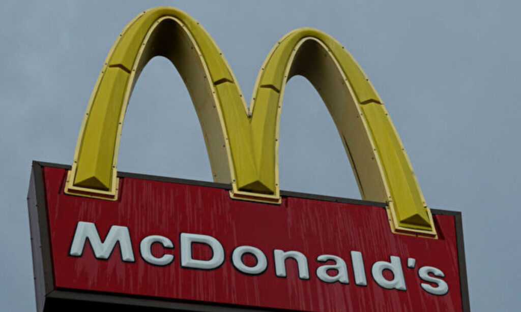 中国・上海のマクドナルド　食事の場から「居場所」へ　睡眠や遊戯が日常化