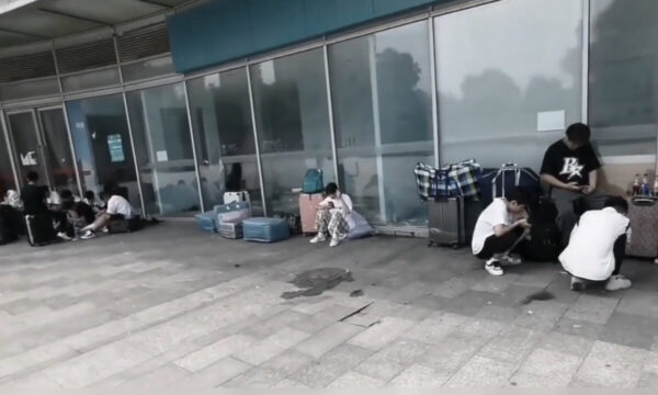 中国で工場停止相次ぐ　都市に仕事のない人あふれる