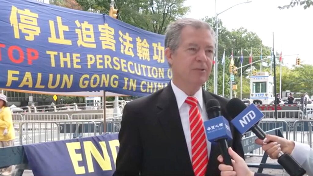 法輪功学習者　国連総会会場前で迫害停止を訴え