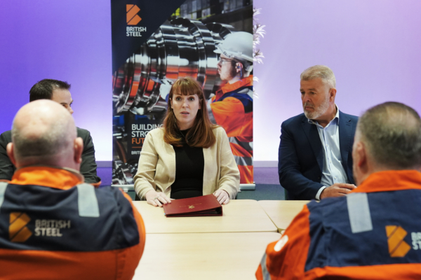 英副首相レイナー氏辞任　印紙税の過少申告で責任認め