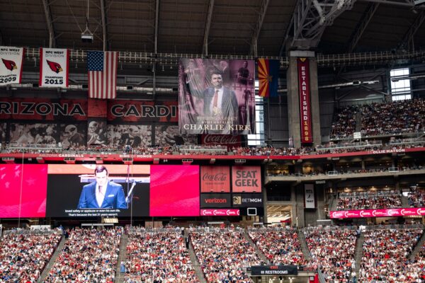 チャーリー・カーク氏を偲ぶ20万人　トランプ閣僚らが信念を語る