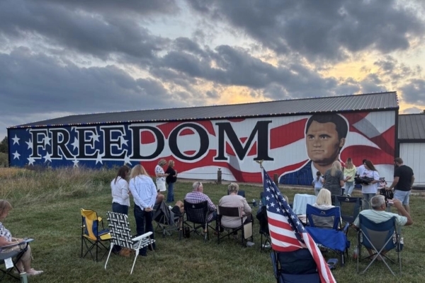 オハイオ州の芸術家　チャーリー・カーク氏を追悼する壁画を制作