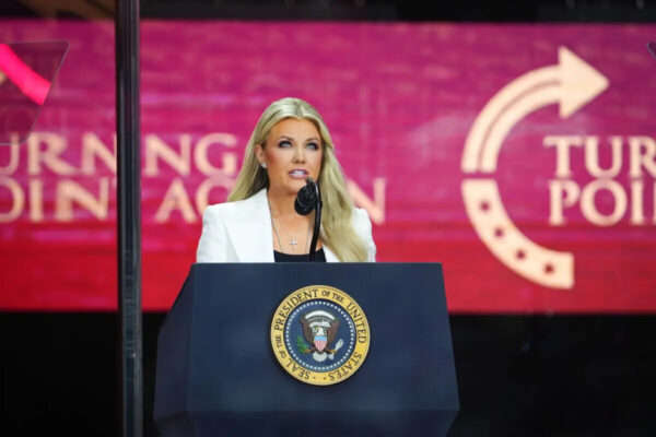 夫の暗殺犯を赦す　エリカ・カーク夫人　追悼式で語った「愛と信仰」