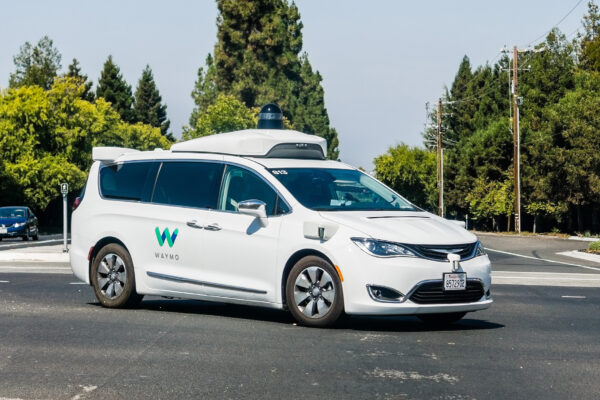 米警察　自動運転車が交通違反も違反切符交付できず