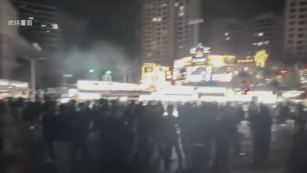 昆明夜市で屋台主と警察が衝突　鍋や皿が飛び交い混乱生じる