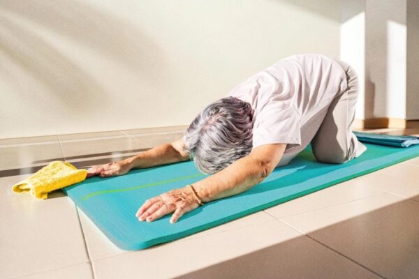 手足のこわばり対策：寝起きに効く「逆方向エクササイズ」