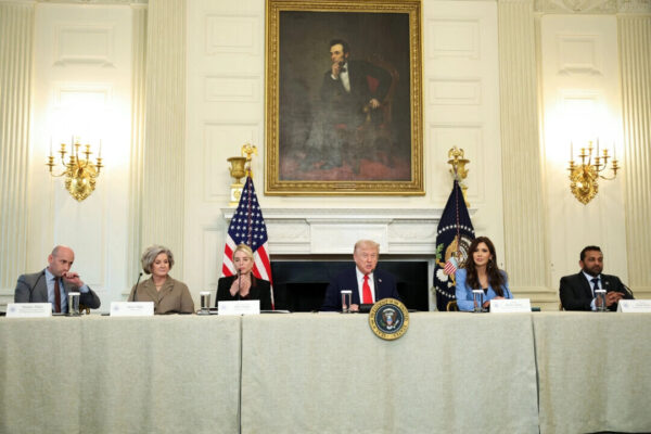 アンティファの暴力を証言　トランプ氏とジャーナリストが円卓会議