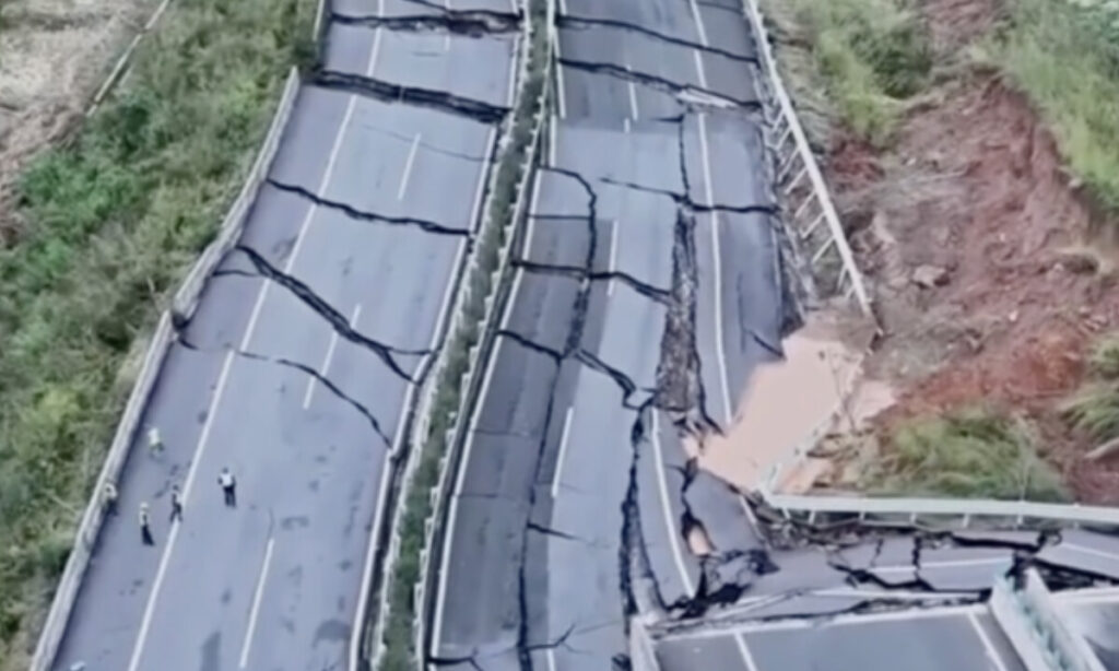「またか」中国で続く道路崩壊　開通3年の高速道が雨の後「バラバラ」に【動画あり】