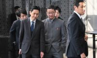 中共外交官「ポケット演出」　無礼外交の波紋広がる　金正恩の真似か