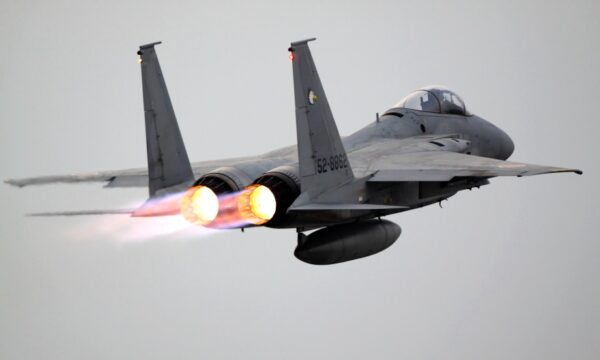 F-15パイロットの「冷静・厳格」の想い　小泉防衛相が内倉浩昭統合幕僚長の手袋の写真を公開