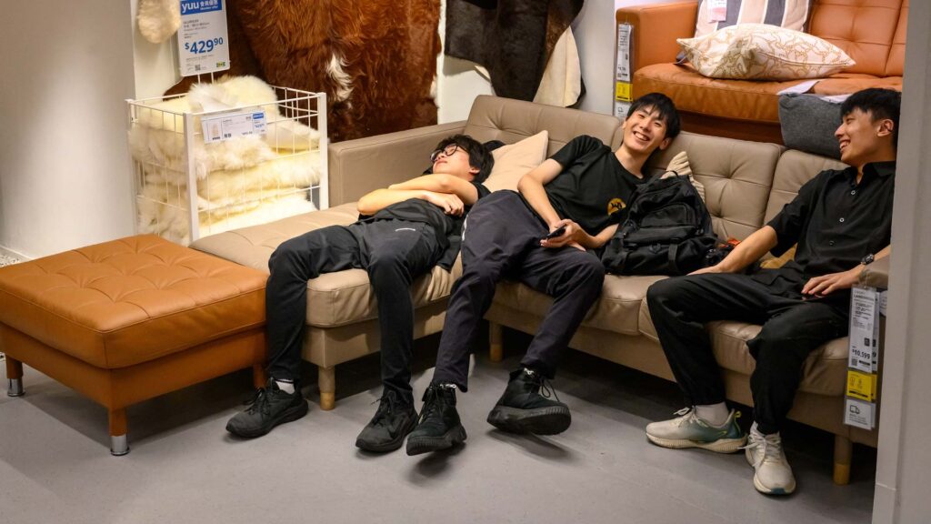 中国経済が減速　若者世代が「寝そべり」「非婚化」